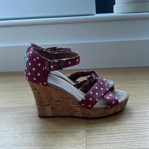 Red Polka Dot Toms Wedges - Picture 2 of 5